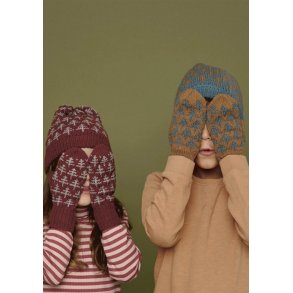 Hue og vanter med trer af Cecilie Skog. Til brn