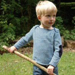 Sweater med smalle striber og bdhalsudskring.